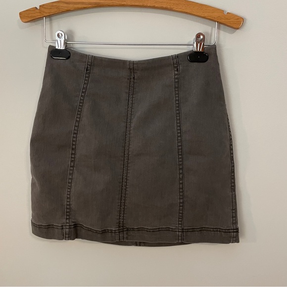 Free People Light Grey Washed / Faded Black Modern Femme Denim Skirt Size 6 - Picture 3 of 15